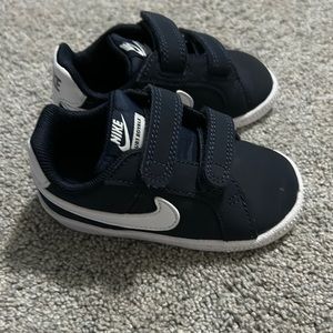 Nike court royals sz 5